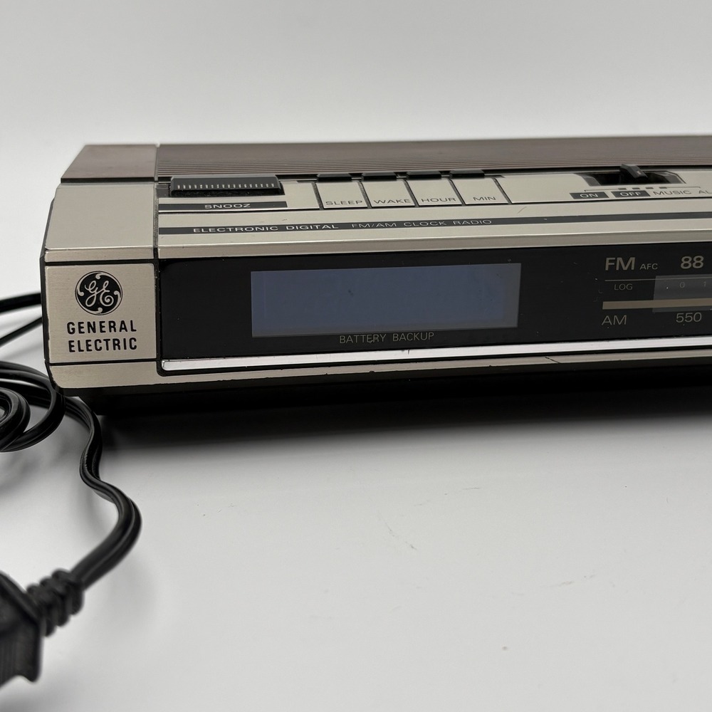 General Electric Vintage Clock Radio Woodgrain Digital AM/FM Model 7-4639A MCM - Picture 3 of 7